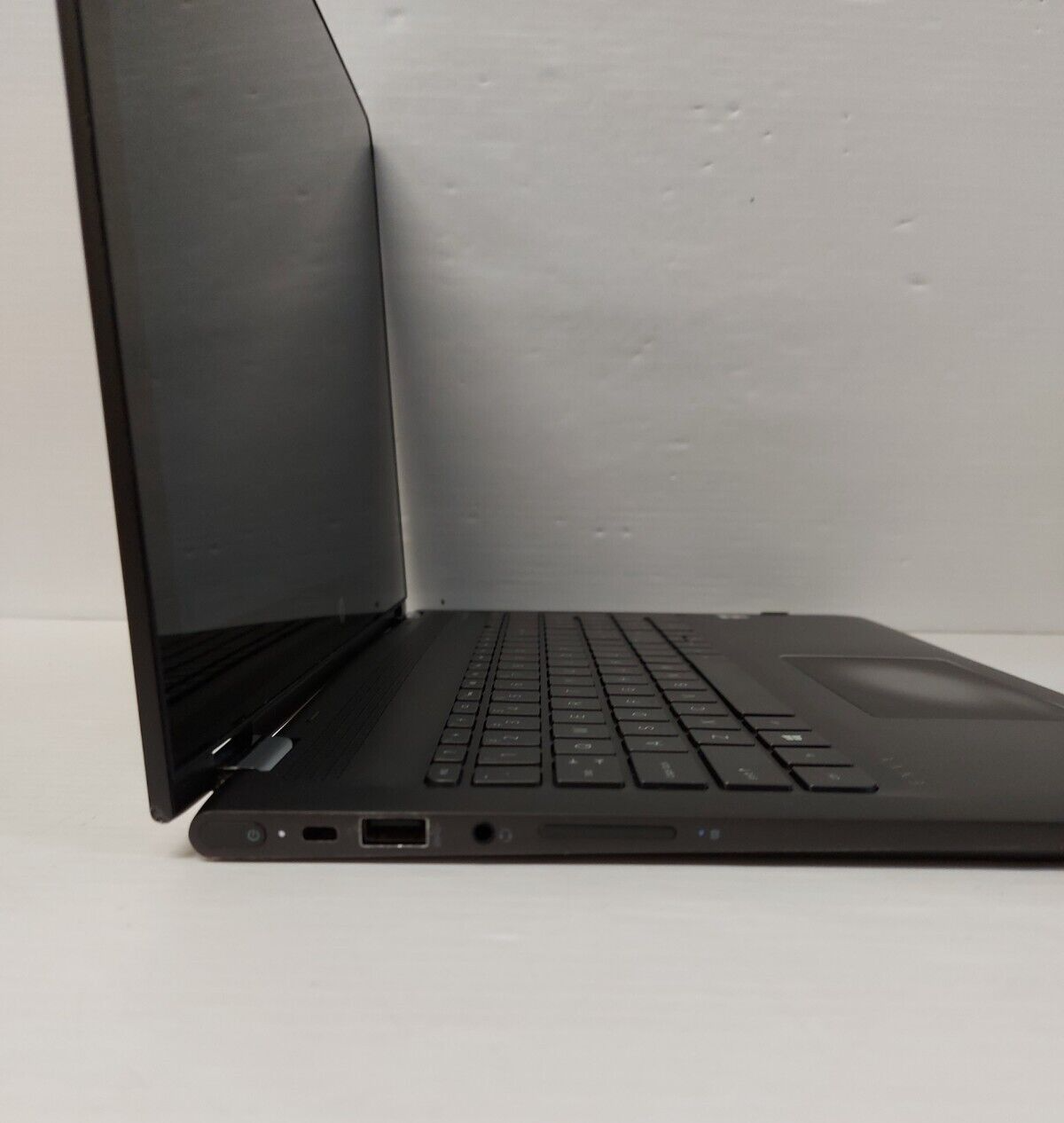 (N73675-1) HP 15-AR010CA Laptop w/ charger