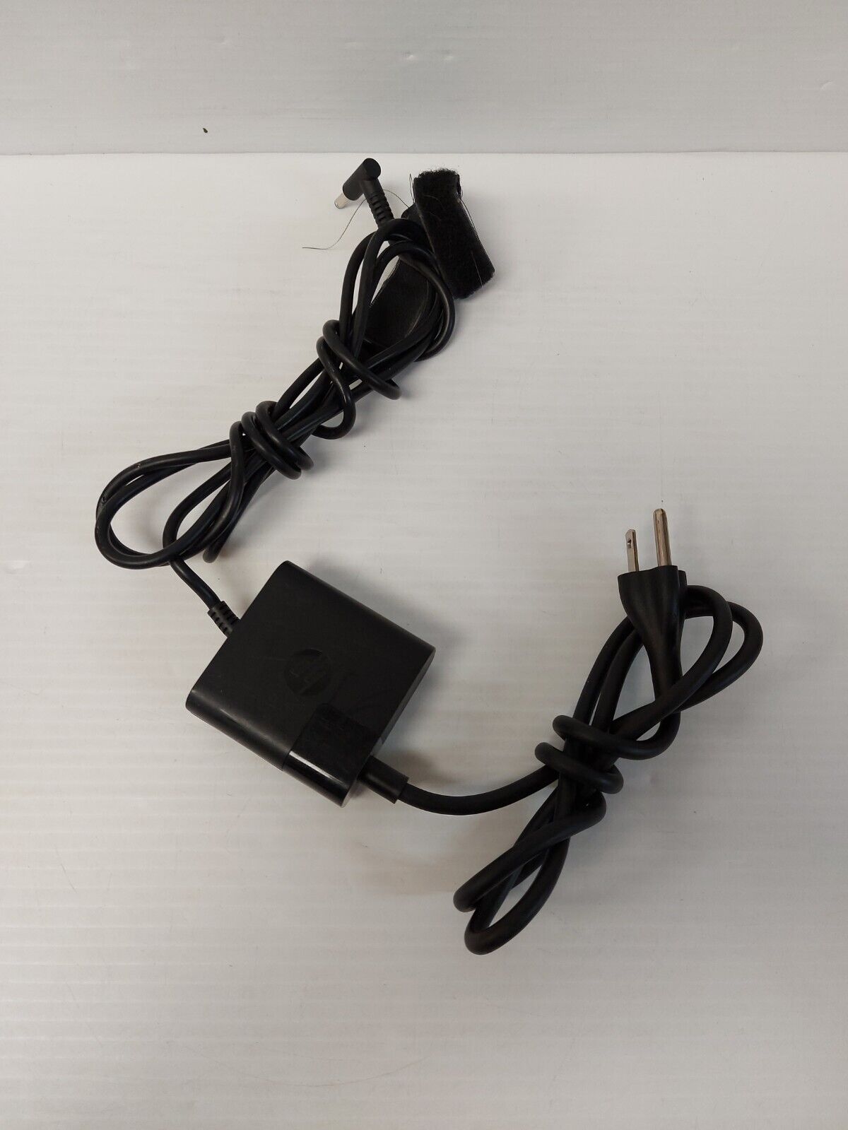 (N73675-1) HP 15-AR010CA Laptop w/ charger