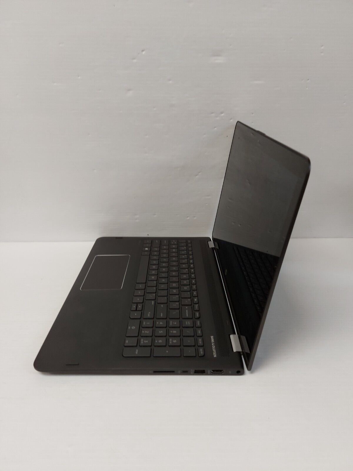 (N80528-1) HP 15-AR010CA Laptop w/ charger