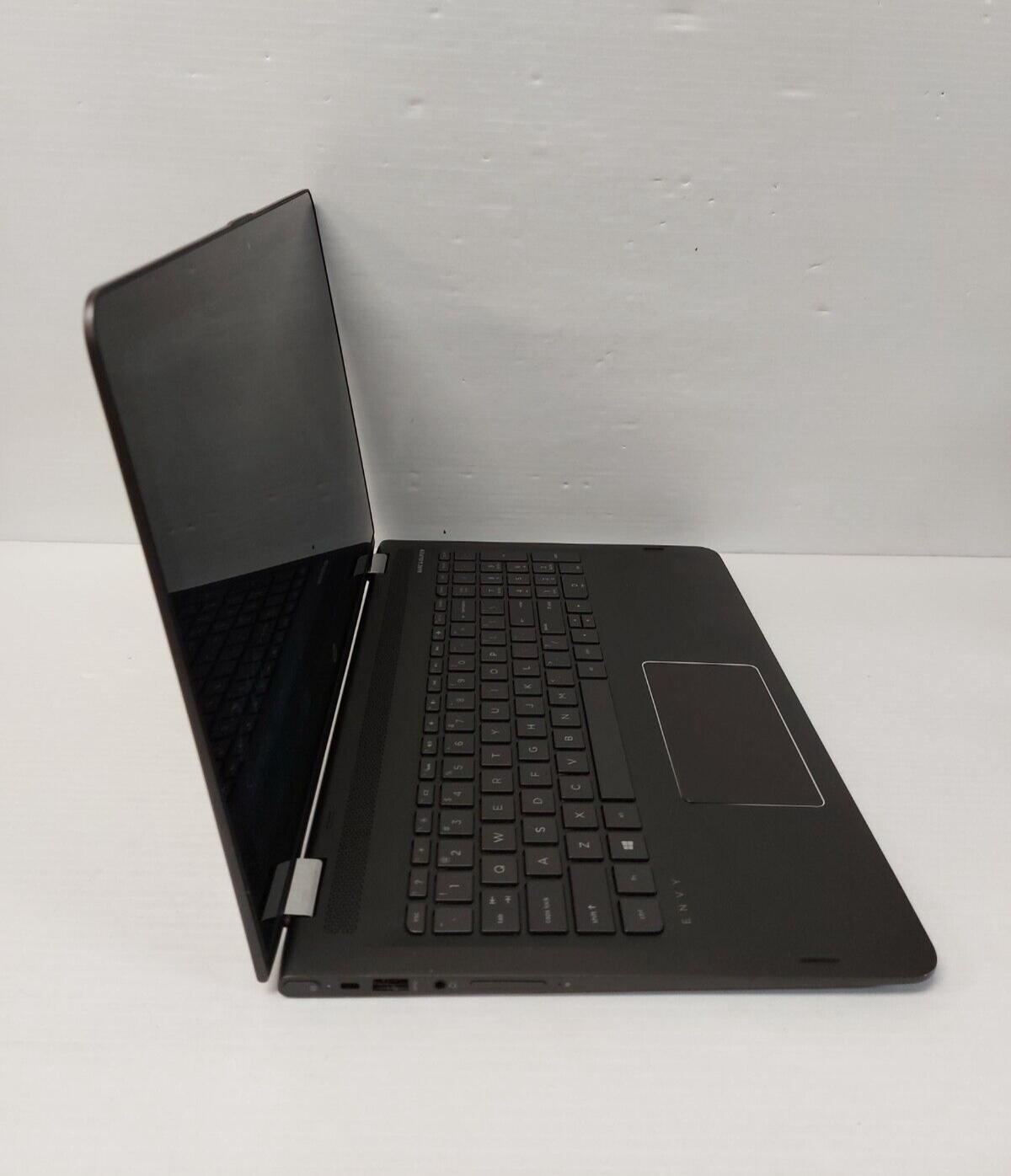 (N80528-1) HP 15-AR010CA Laptop w/ charger
