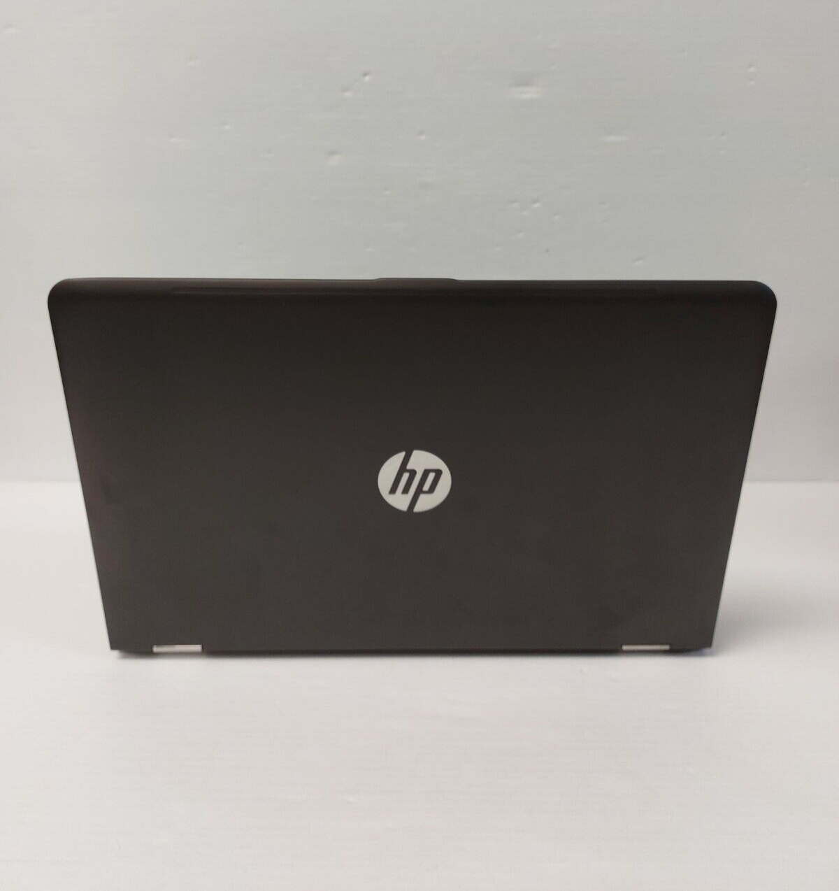 (N80528-1) HP 15-AR010CA Laptop w/ charger