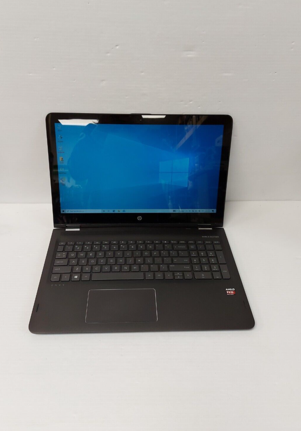 (N73675-1) HP 15-AR010CA Laptop w/ charger