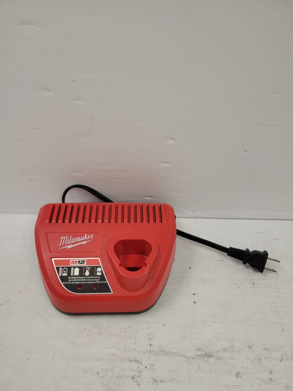 (63228-1) Milwaukee 48-59-2401 Charger