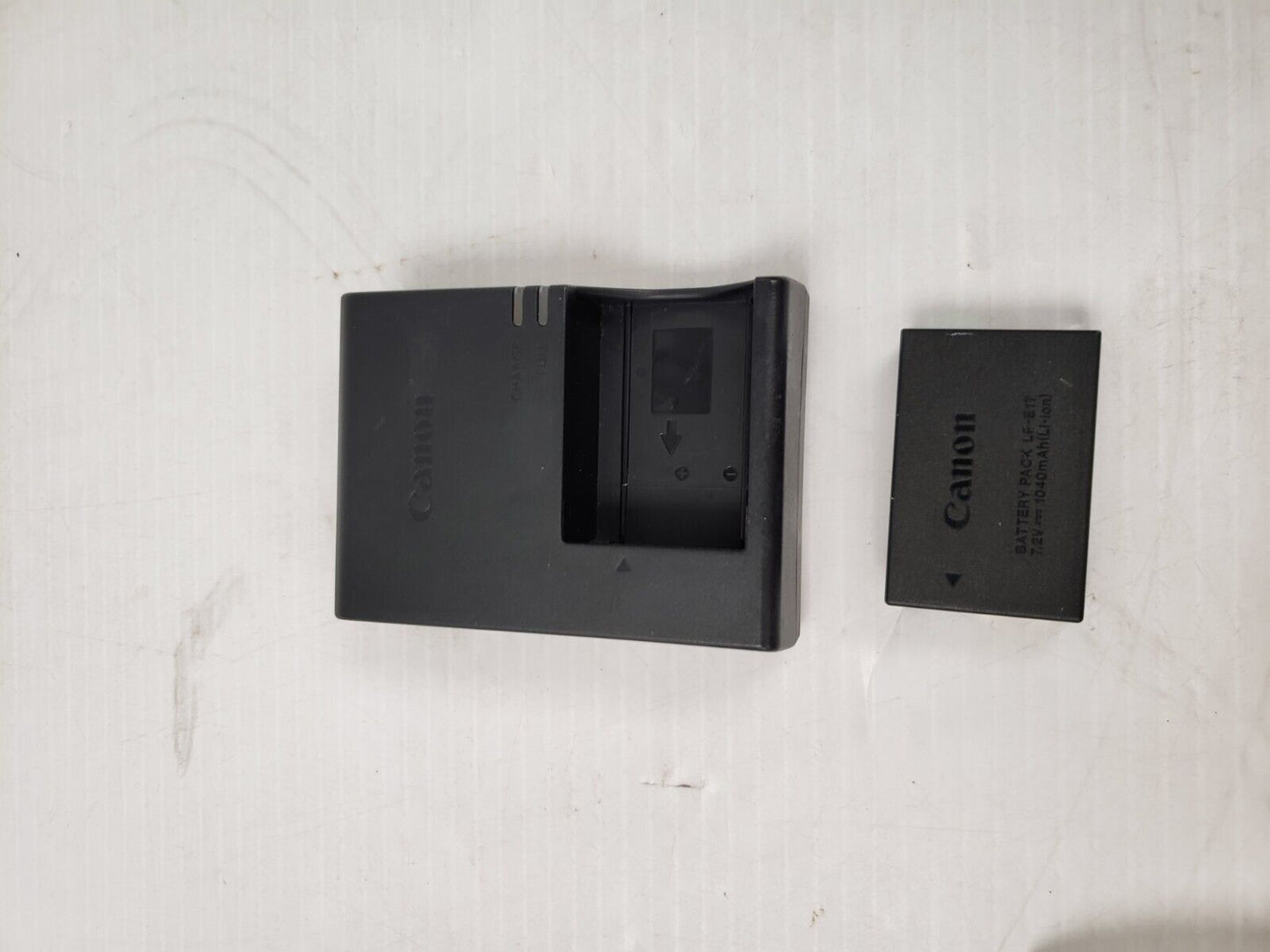 (I-30986) Canon 77D DSLR Camera