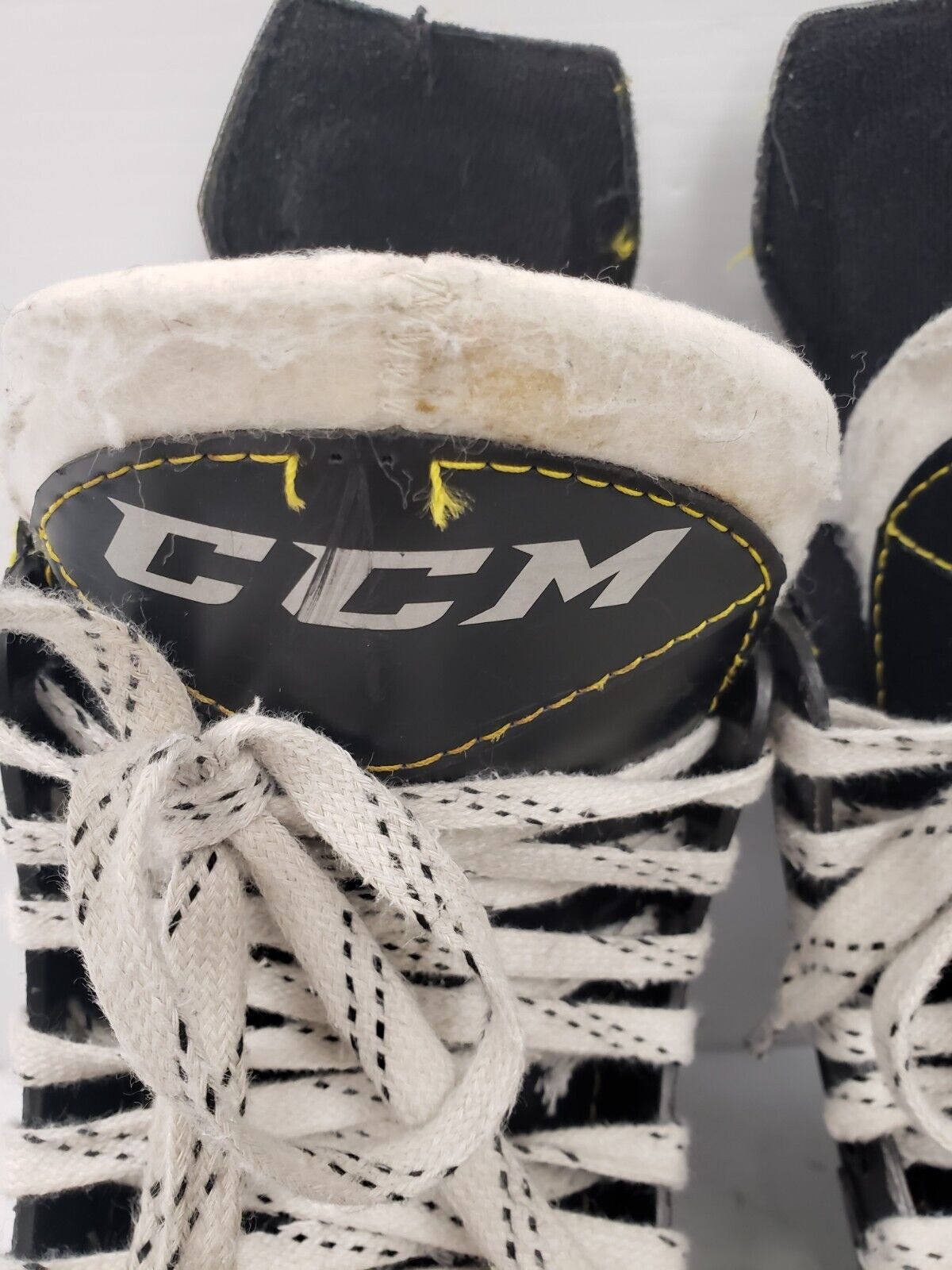 (68239-4) CCM 9350 Hockey Skates - Size 7