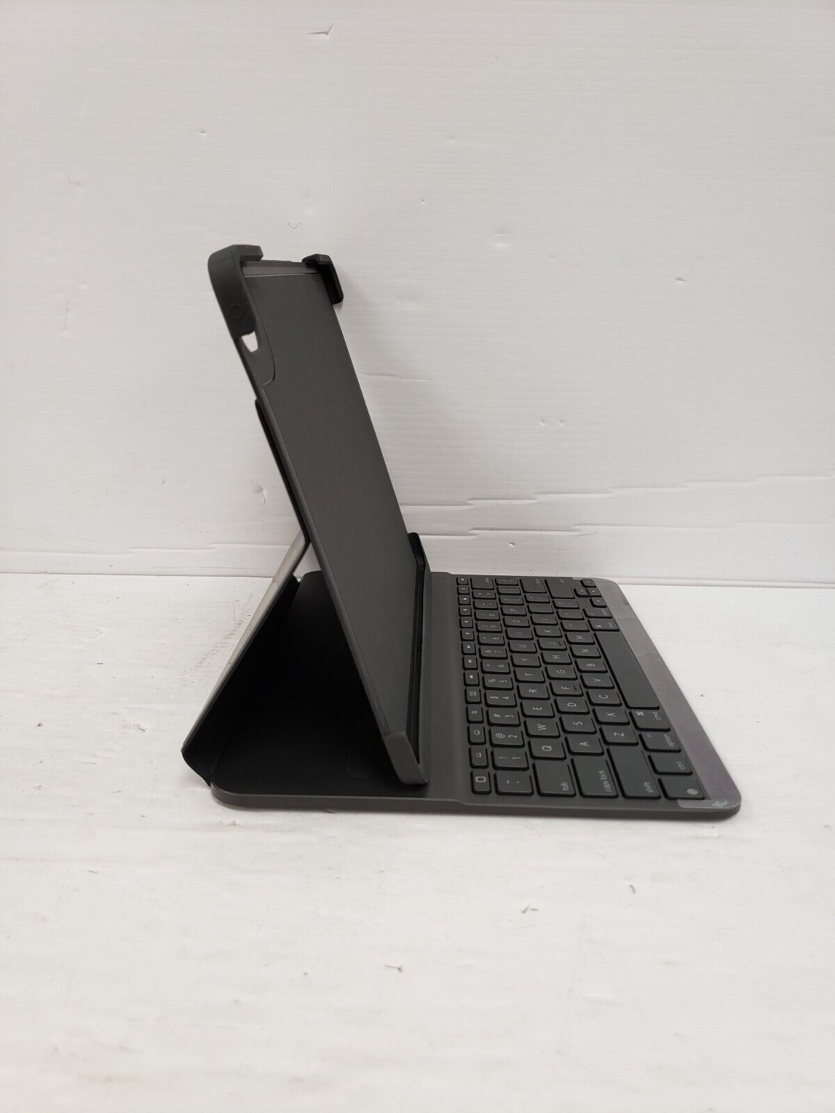 (67905-1) Logitech YR0070 Slim Folio Keyboard Case