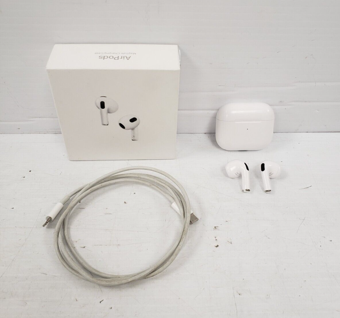 (64791-1) Apple A2566 Air Pods - 3rd Gen