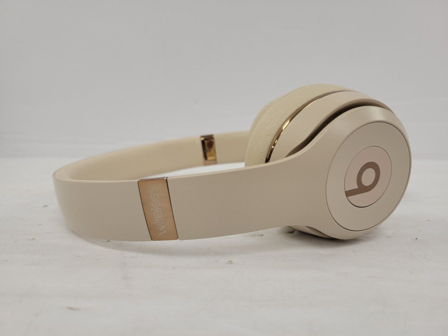 (65988-1) Beats A1796 Headphones