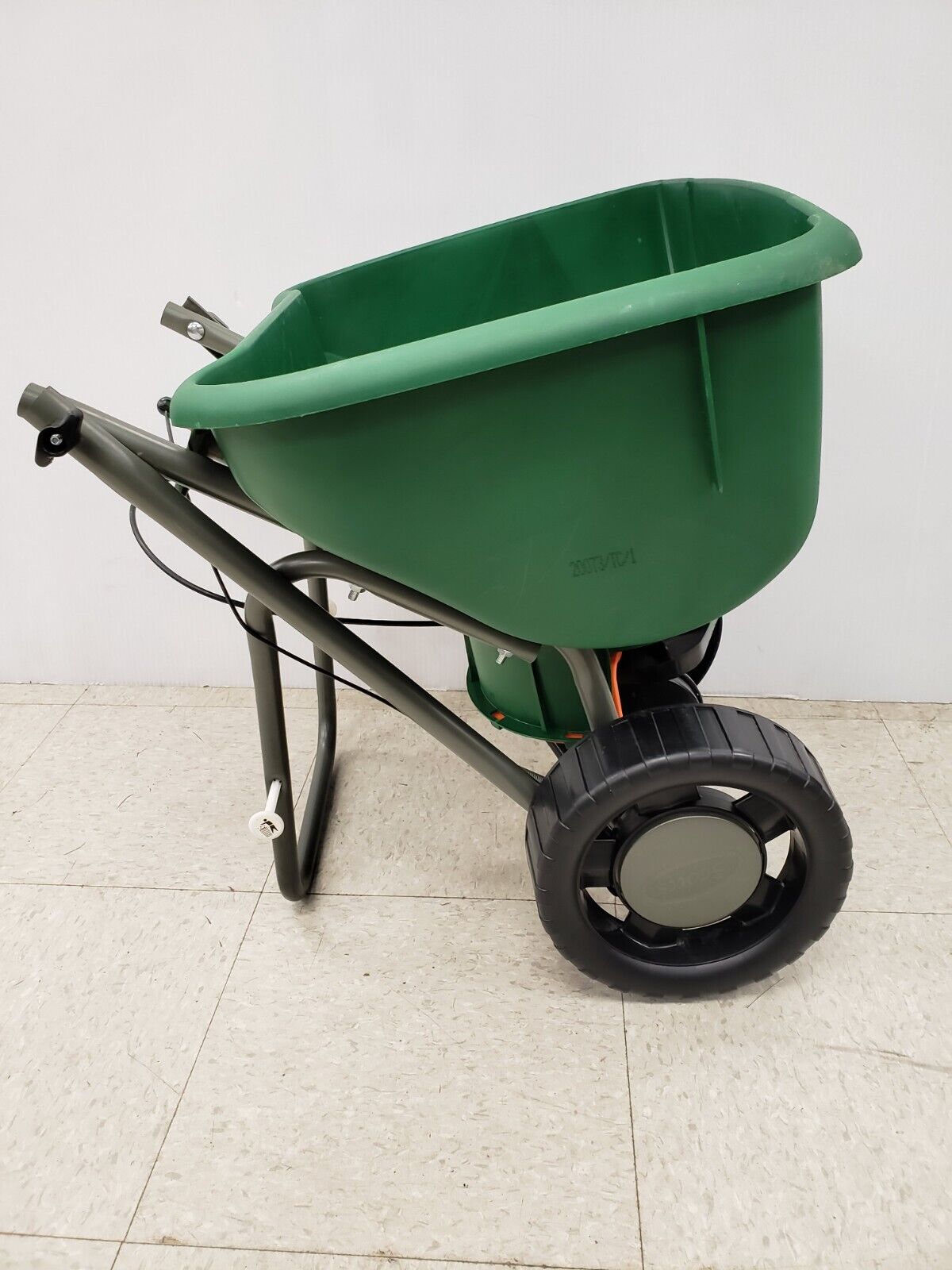 (58087-1) Scotts TBDLX Edge Guard DLX Turf Builder Spreader