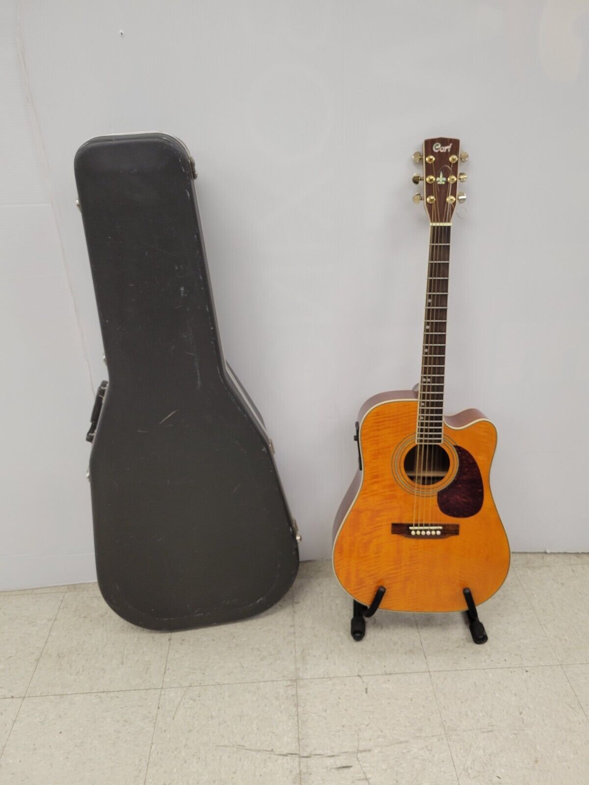 (66784-1) Cort MR-750FX Guitar