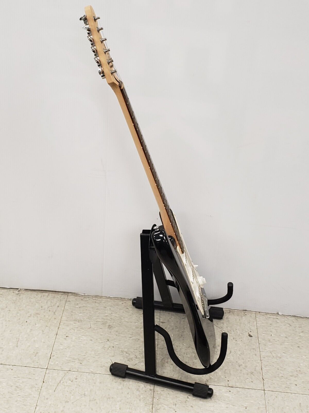 (65123-2) Squier Strat Guitar