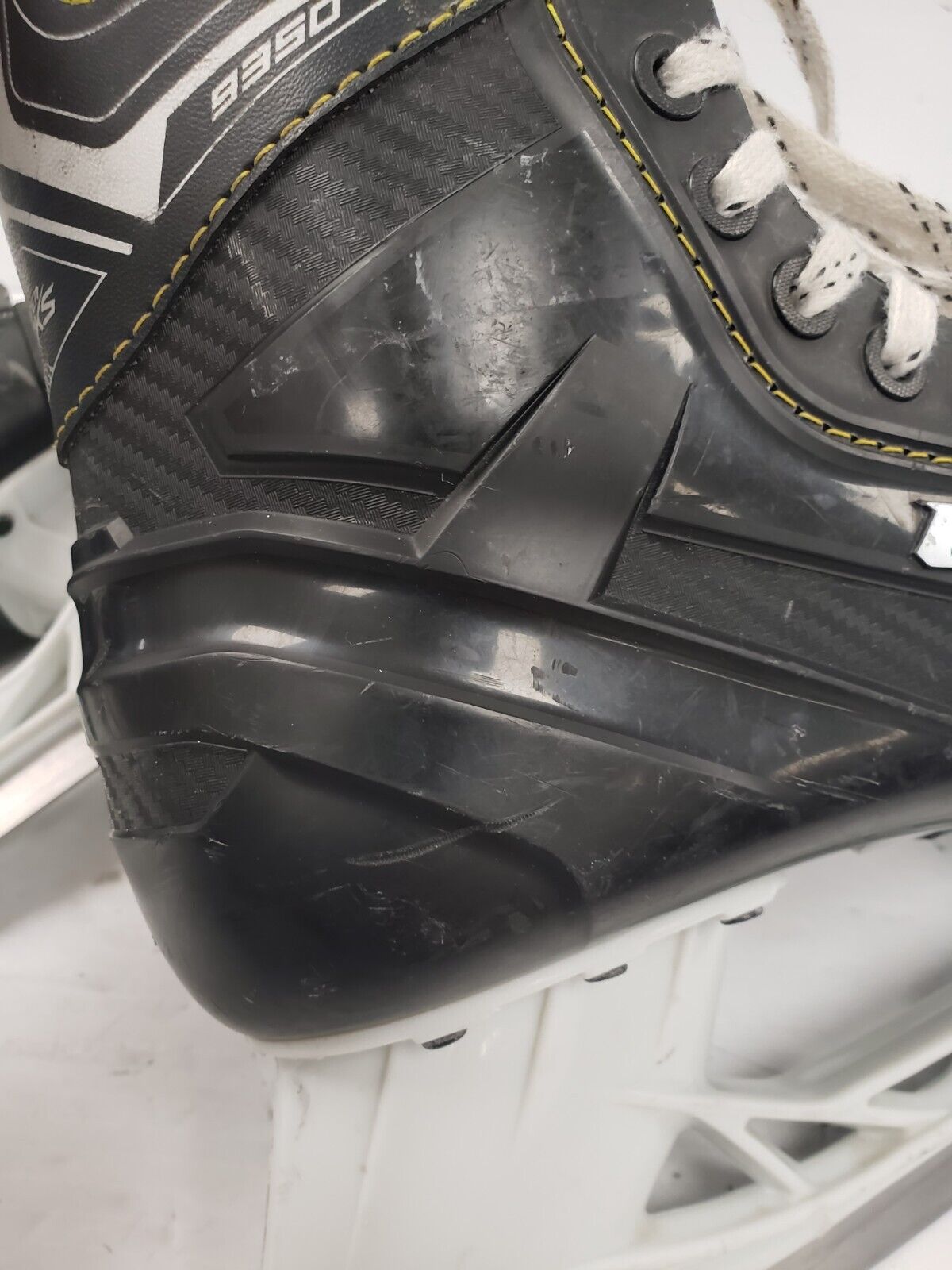 (68239-4) CCM 9350 Hockey Skates - Size 7