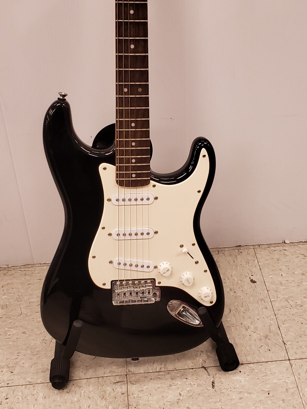 (65123-2) Squier Strat Guitar