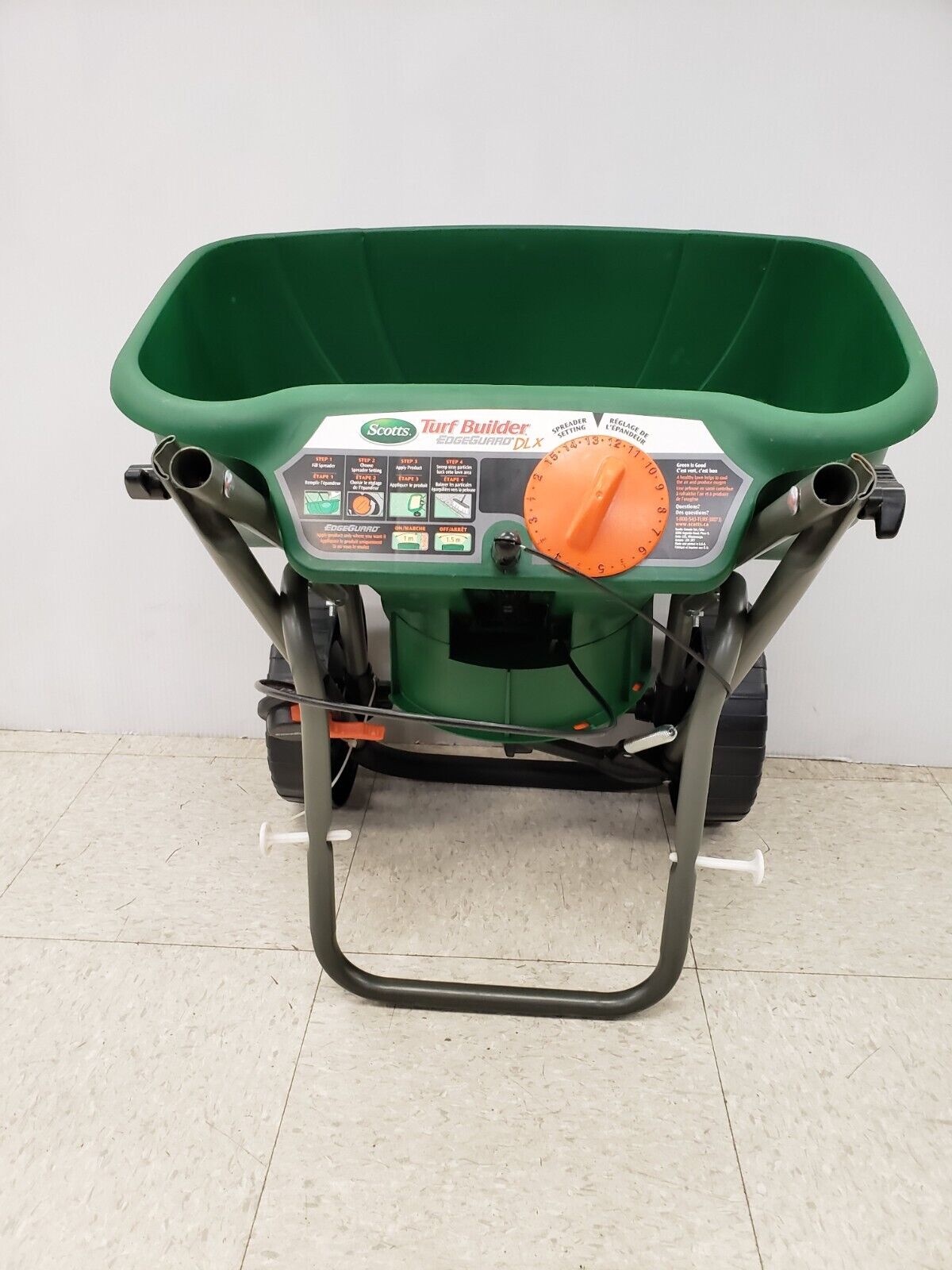 (58087-1) Scotts TBDLX Edge Guard DLX Turf Builder Spreader