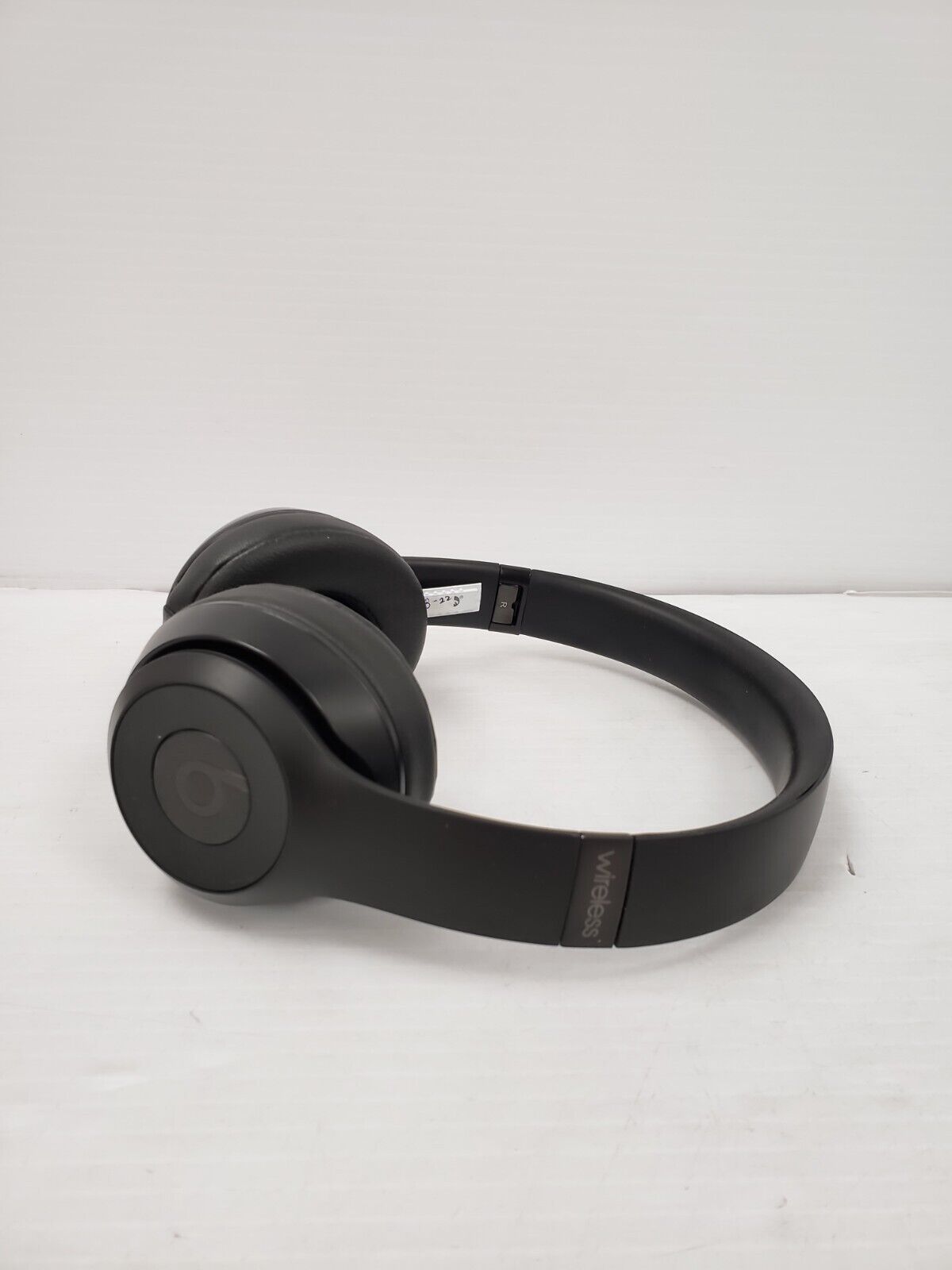 (34953-2) Beats A1796 Wireless Headphones