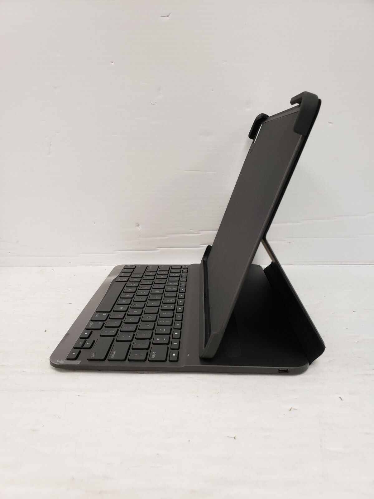 (67905-1) Logitech YR0070 Slim Folio Keyboard Case