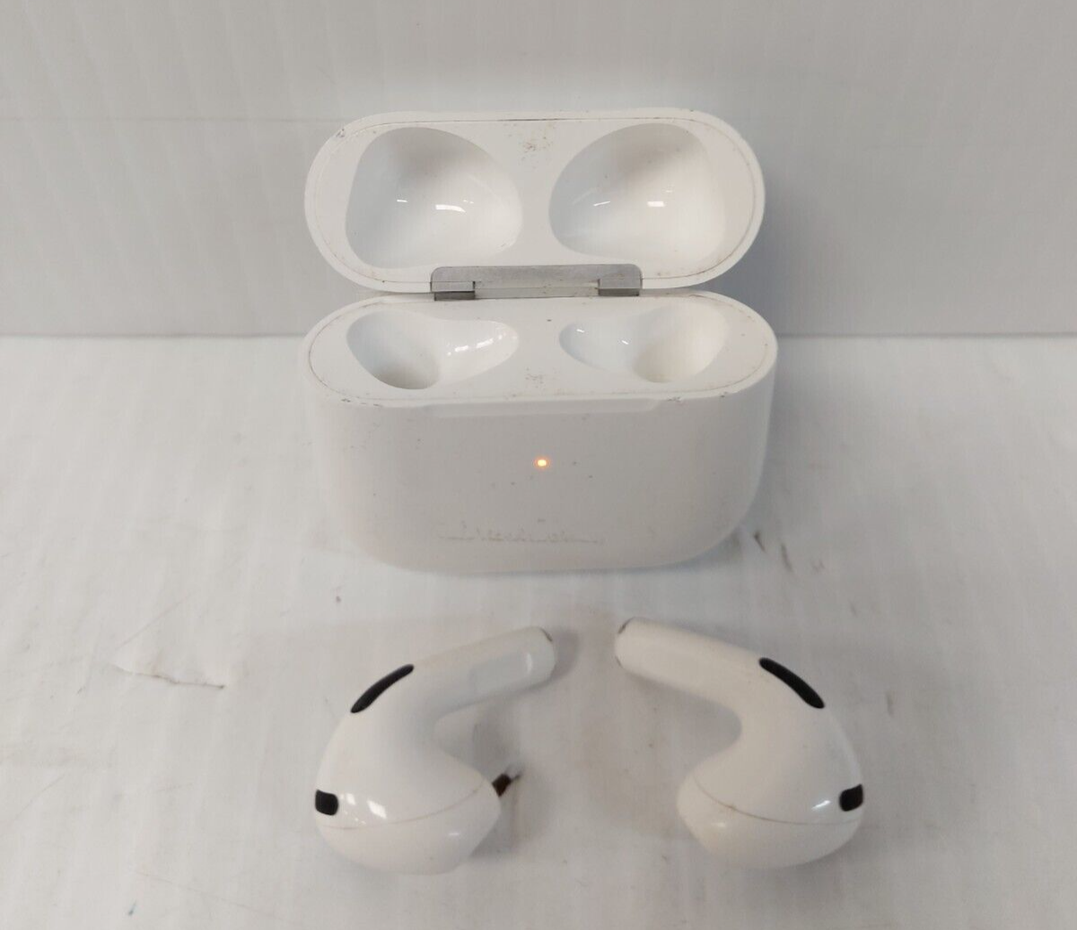 (N83956-1) Apple A2566 3rd Gen Airpods