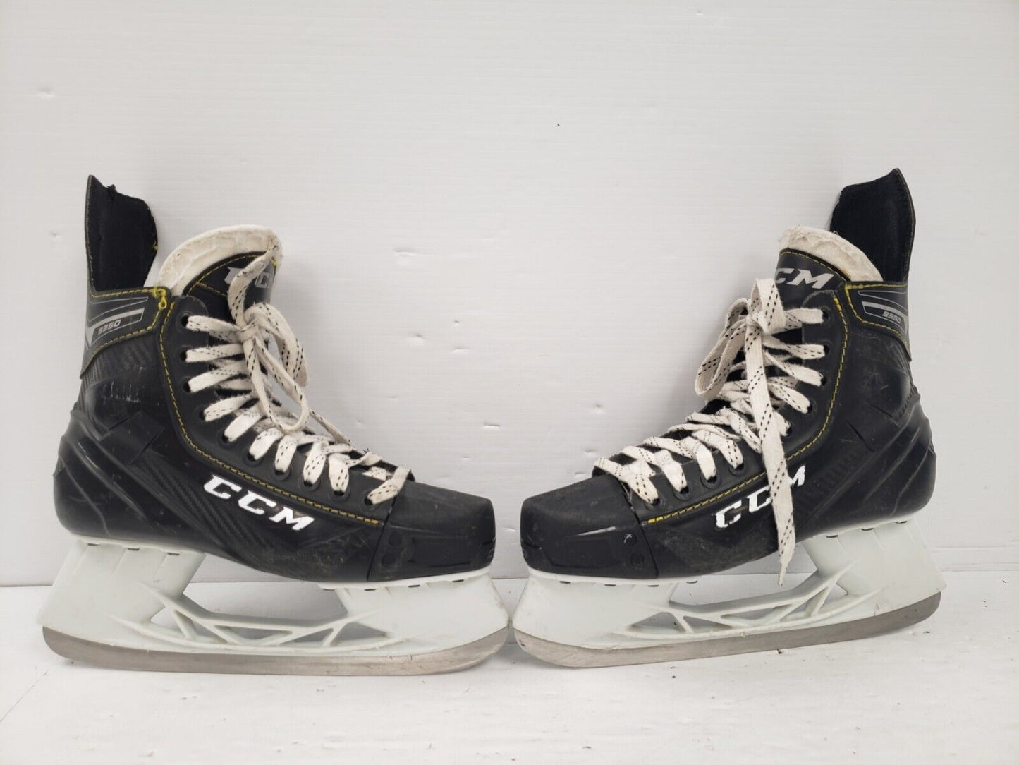 (68239-4) CCM 9350 Hockey Skates - Size 7