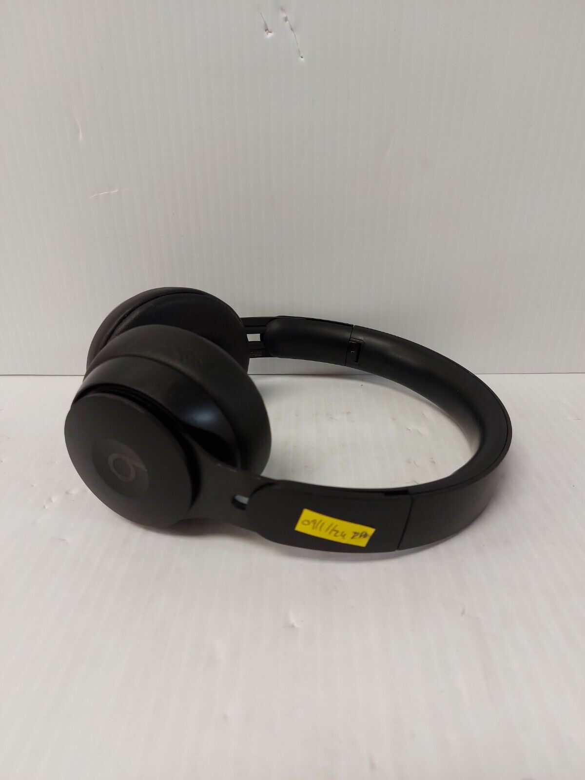 (N85184-1) Beats By Apple A1881 Headphones