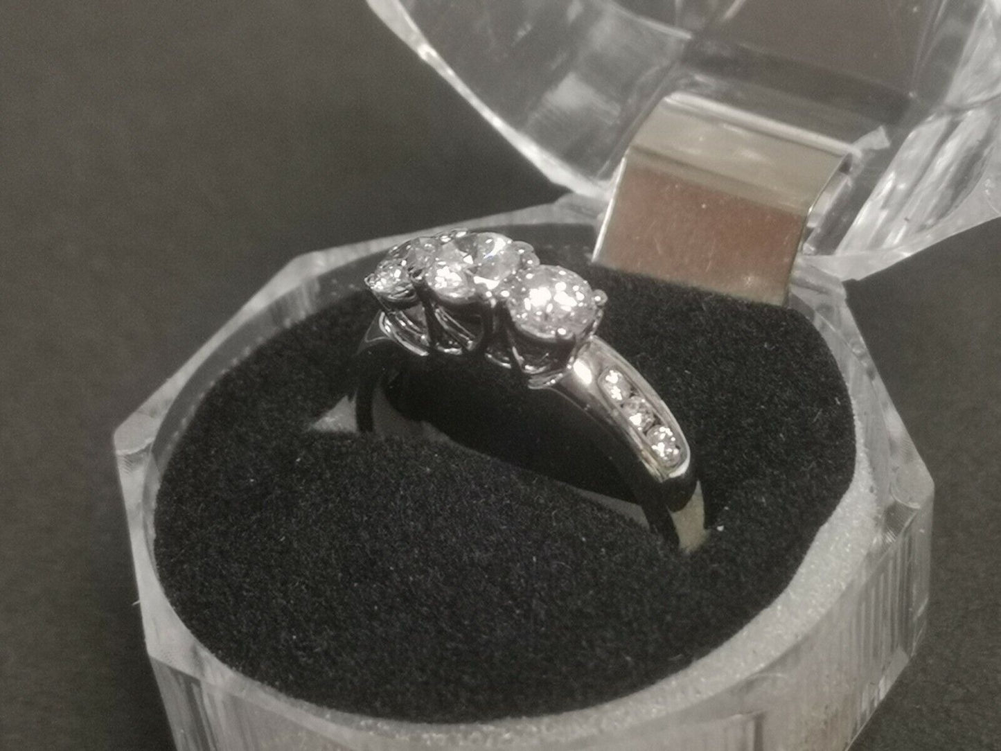 (N09806) Ladies 18K Ring w/ Diamonds