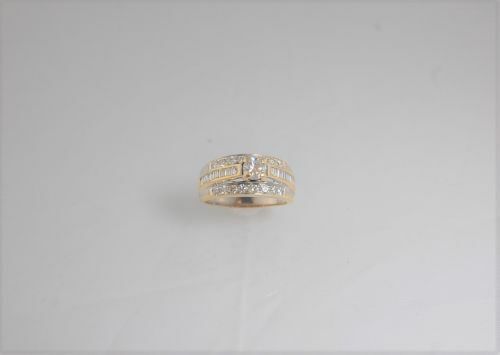 (I-310-184) 18K MULTISTONE DIAMOND RING