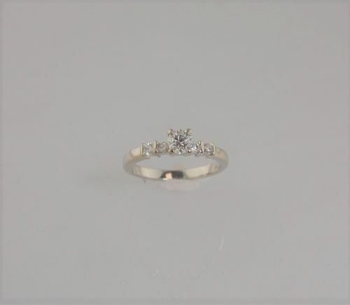 (I-2310-668) 19K WHITE GOLD MULTISTONE DIAMOND RING