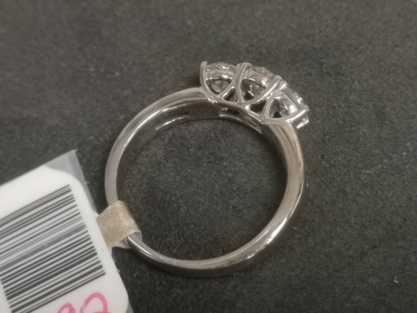 (N09806) Ladies 18K Ring w/ Diamonds