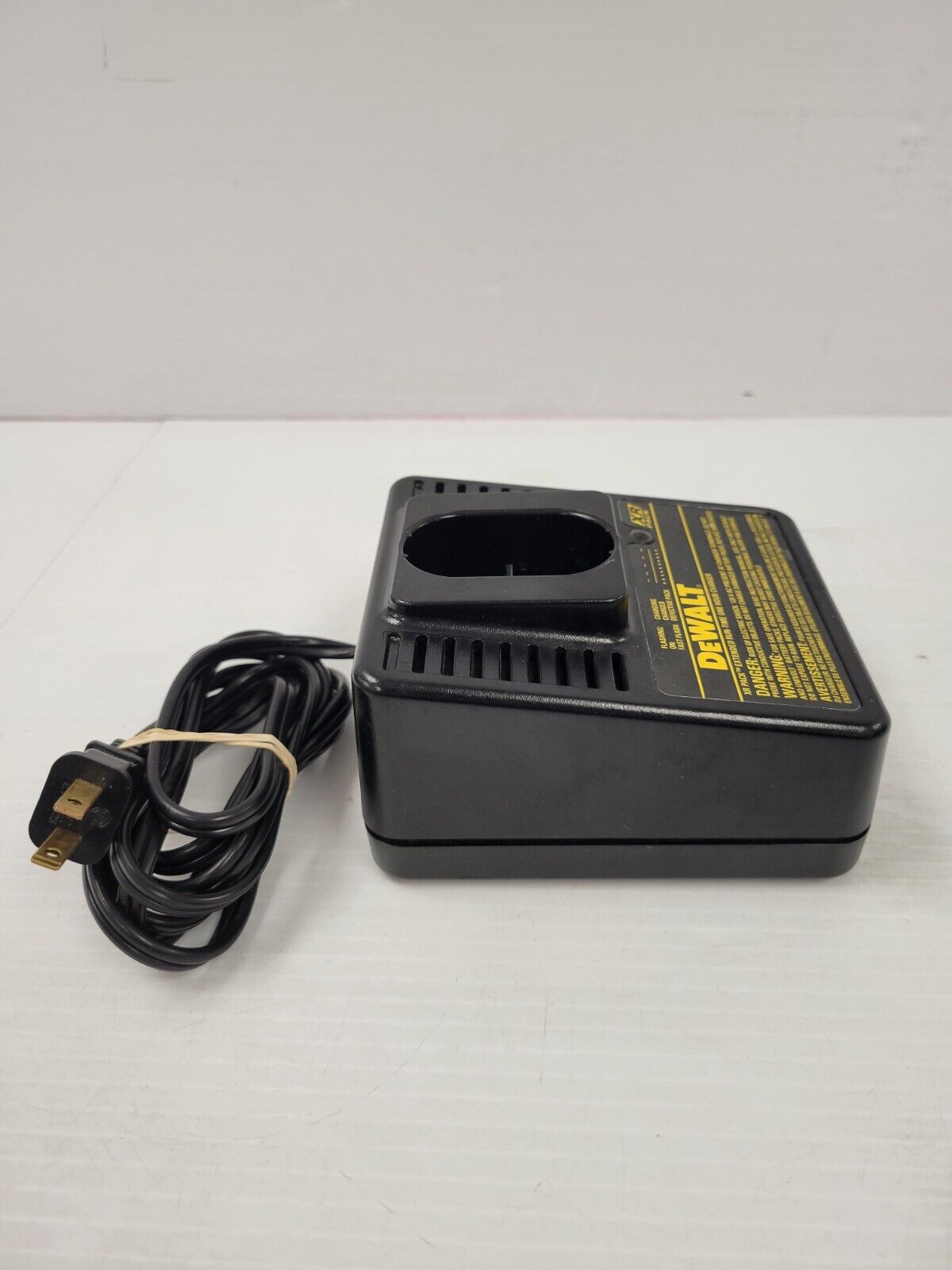 (I-33939) Dewalt DW9106 Battery Charger