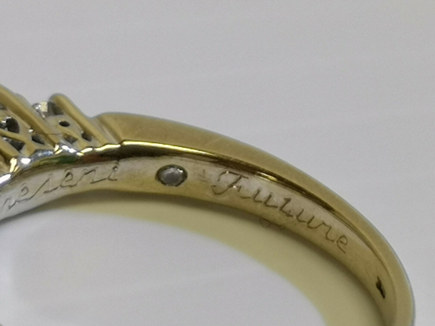 (N43458) 14K Gold Ladies Ring w/ Diamonds