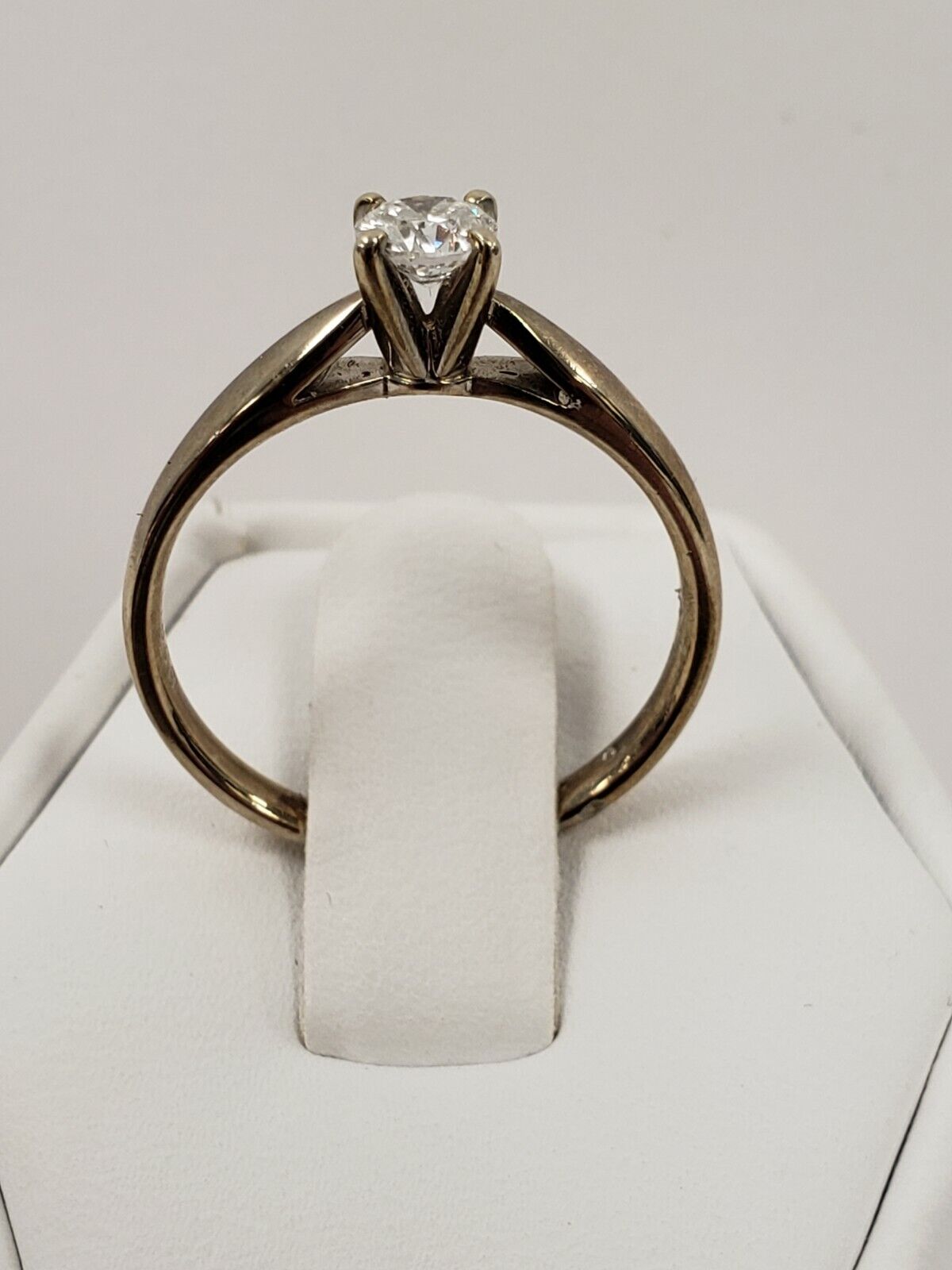 (I-985 - 023) 14K White Gold Diamond Ring