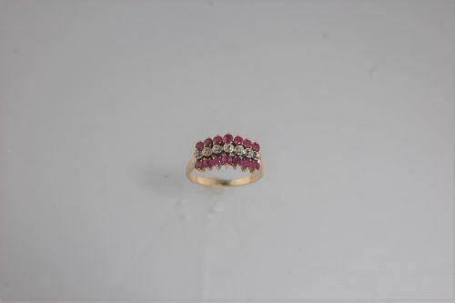 (I-1294) 10K GOLD RING WITH RED STONES AND DIAMONDS