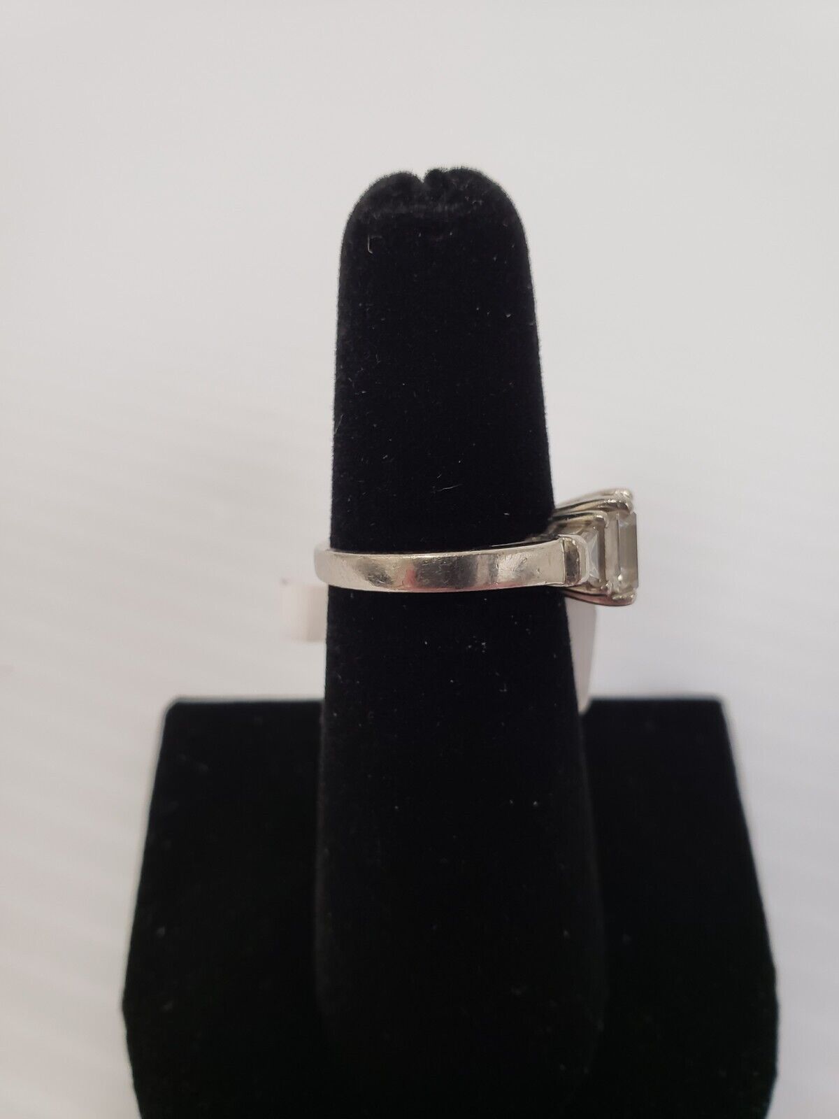 (28323-1-017A)   Platinum Ring With 1 Large and 2 Small Diamonds Size 6