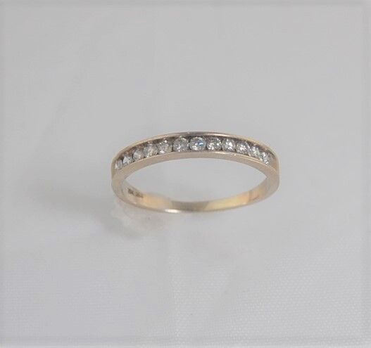 (I-566) 10K WHITE GOLD DIAMOND BAND