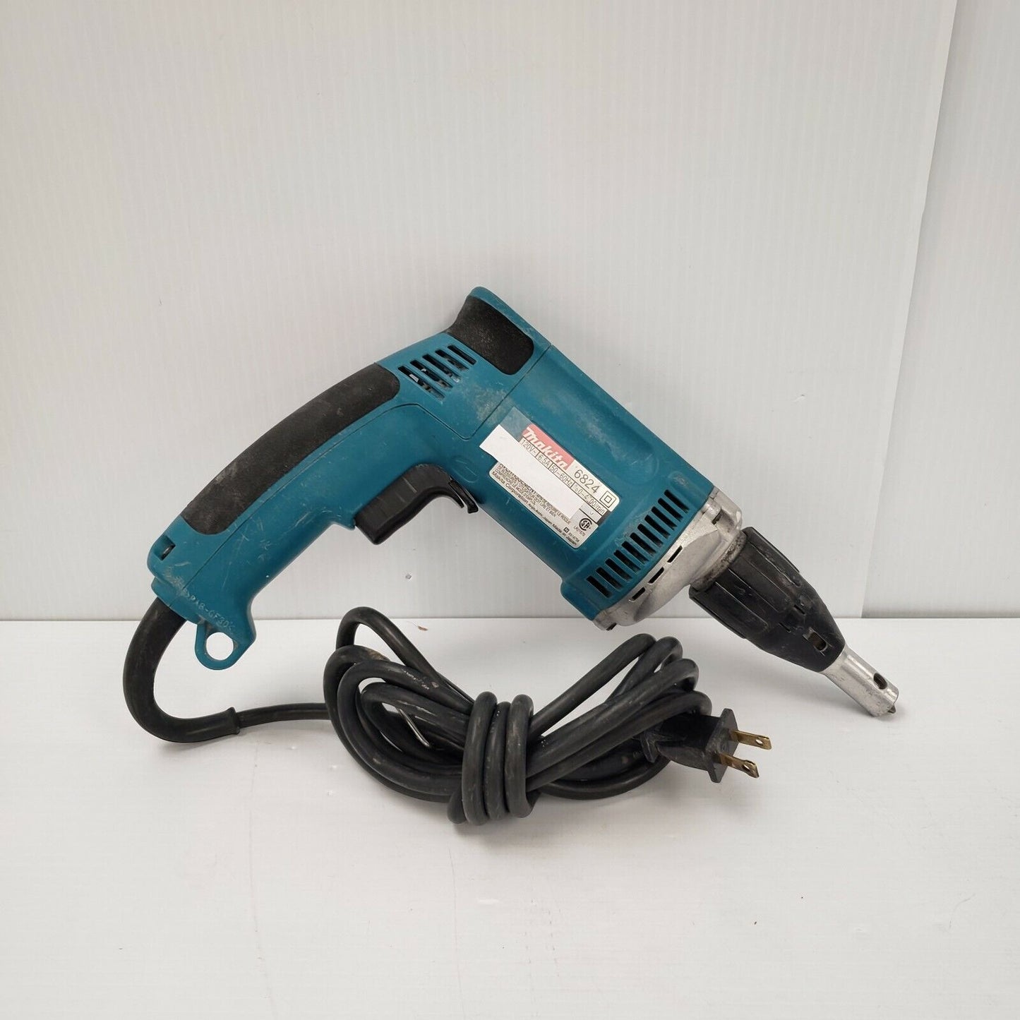 (18375-4) Perceuse Makita 6824