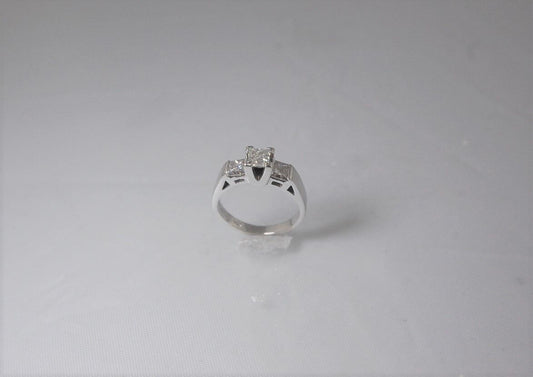 (I-5216-523) Bague de fiançailles pour femme en or blanc 14 carats avec 3 diamants taille princesse