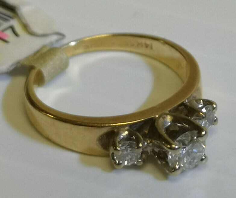 (N45117) 14K Gold Ladies Ring w/ Diamonds