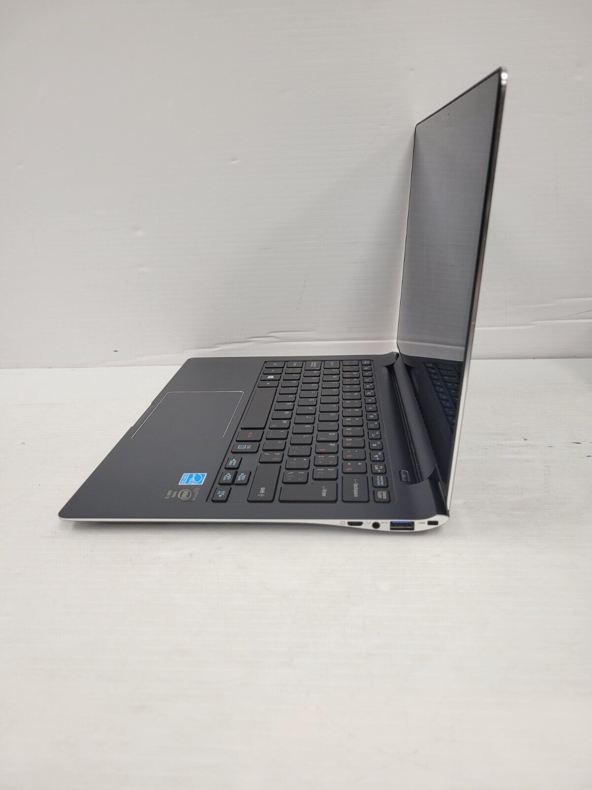 (42645-1) Samsung NP940X3G Laptop