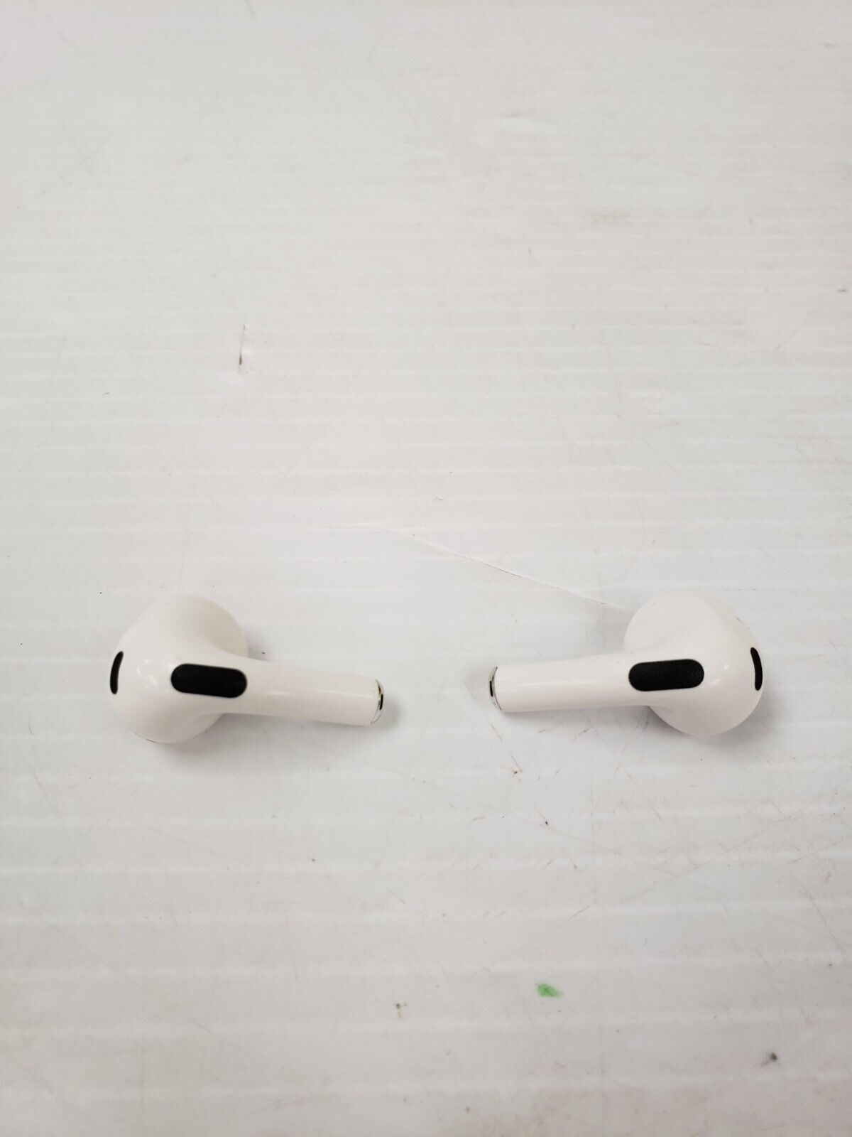 (32792-1) Apple A2566 Wireless Earbuds